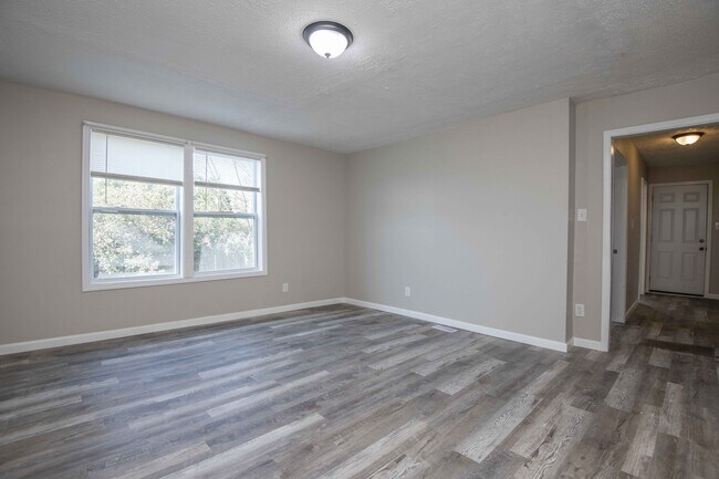 Building Photo - 912 Hotel Ave