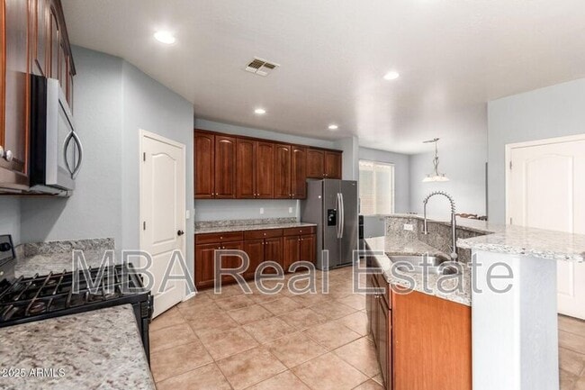 Building Photo - 42511 W Cheyenne Dr