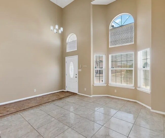 Building Photo - 4 BEDROOM 3 BATHROOM HOME! fully remodeled...
