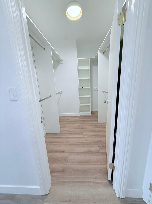 Walk in closet - 14572 Dickens St
