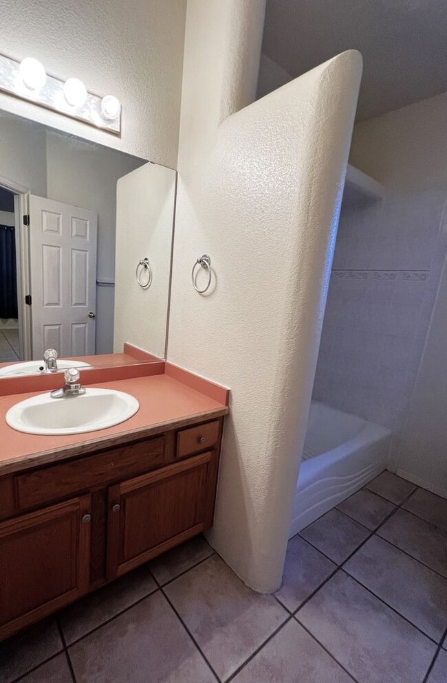 Building Photo - Beautiful 3 Bed 2 Bathroom home with Large Backyard