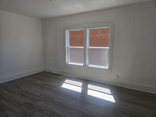 Building Photo - "Charming 2-Bed Retreat in Louisville - Cozy 700 Sq Ft at Vermont Ave!"