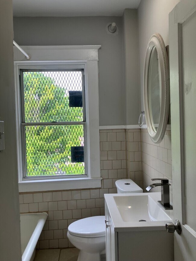 Building Photo - Spacious 3 Bedroom in West Baltimore