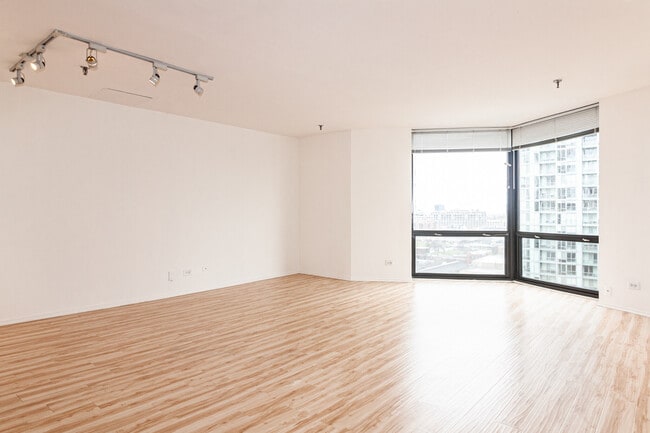 Building Photo - 1120 N La Salle Dr