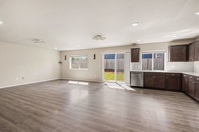 Building Photo - Spacious 5-Bedroom Home with Bonus Loft in Daisy Crossing! $3,300!!