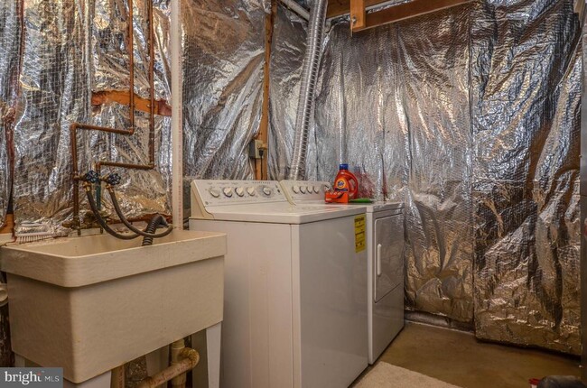 Building Photo - 27 Cross Country Ct