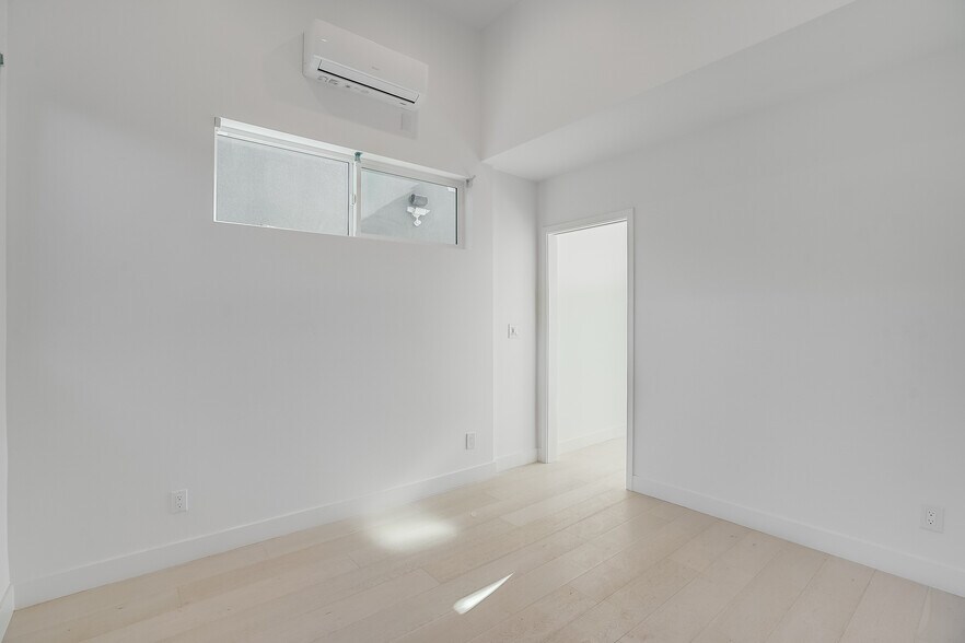 Building Photo - 10965 Braddock Dr