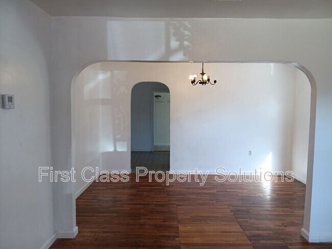 Building Photo - 1701 NE 34th St