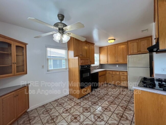Building Photo - 2667 S Dolphin St