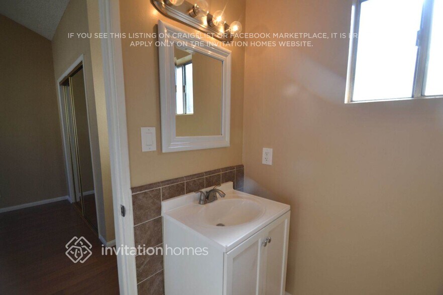 Building Photo - 1530 W 154th Pl