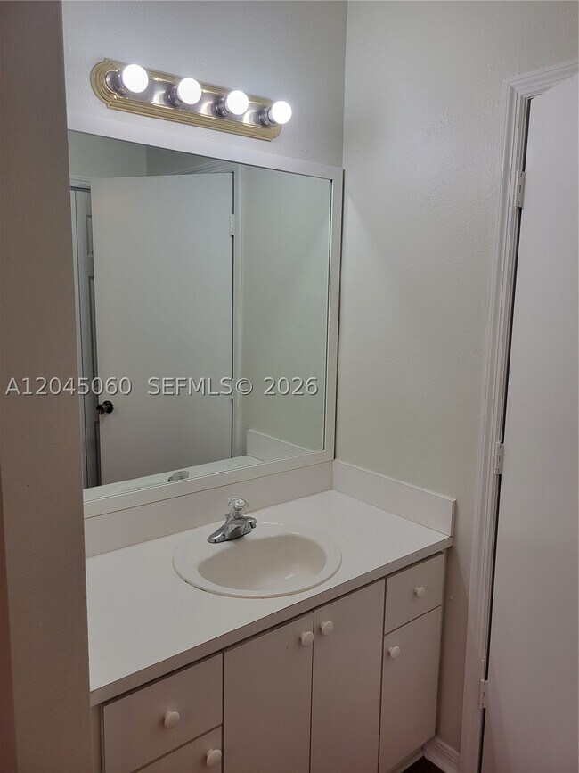Building Photo - 618 SW 106th Ave