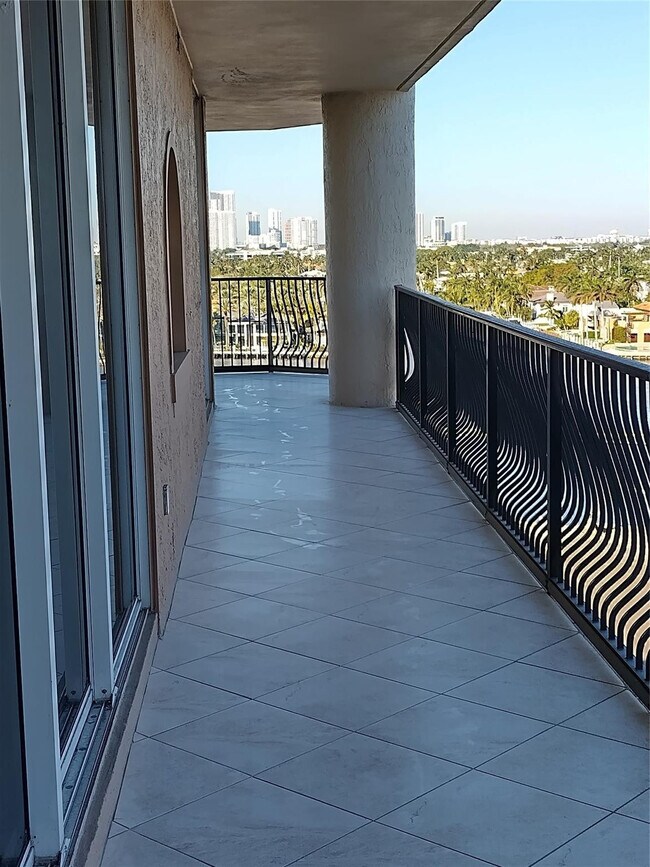 Building Photo - 100 S Birch Rd