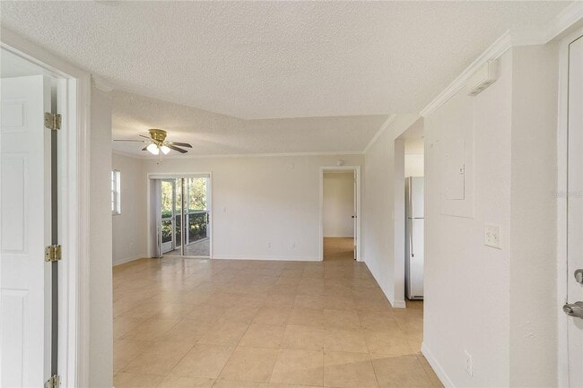 Building Photo - 2/2 downstairs unit Silver Downs Condominiums