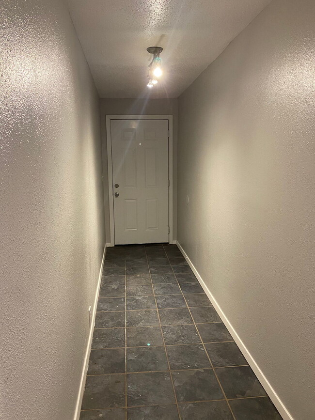 Building Photo - Updated 4 Bedroom, 1.5 Bath!