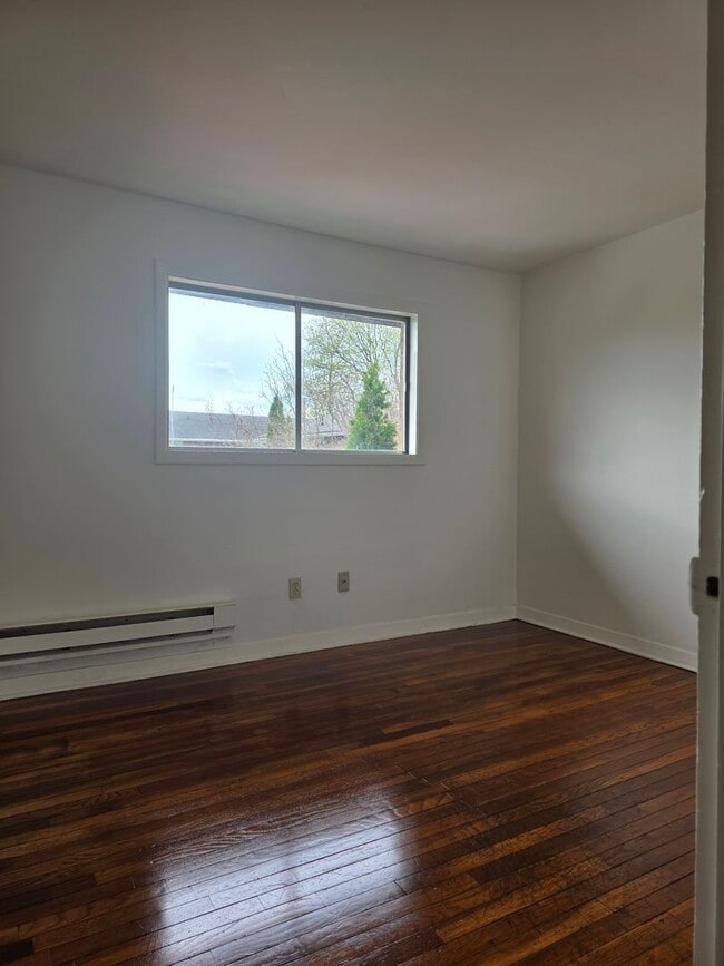 Building Photo - 2-bedroom upper