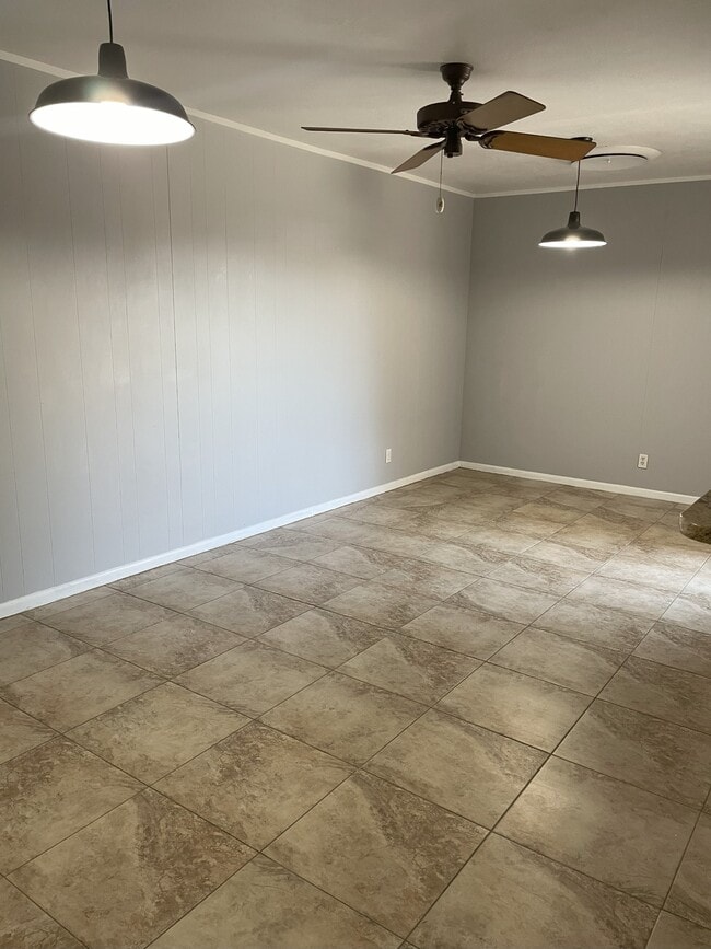 Building Photo - 1305 Peterson Dr