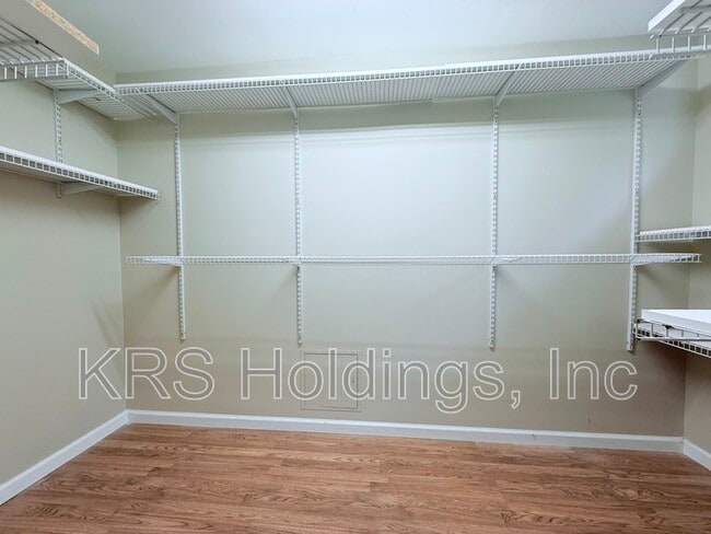 Building Photo - 715 White Oak Dr