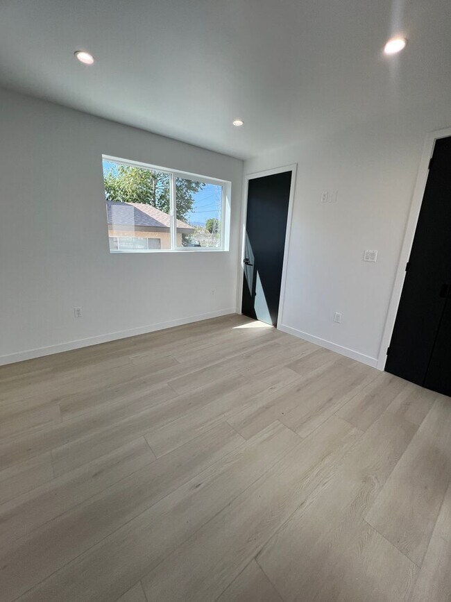 Building Photo - 10627 Hatteras St