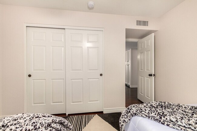 Building Photo - 1859 E La Vieve Ln