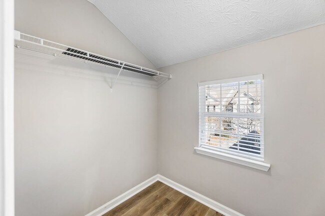 Building Photo - 2/2.5 Townhome in Great Flowery Branch loc...
