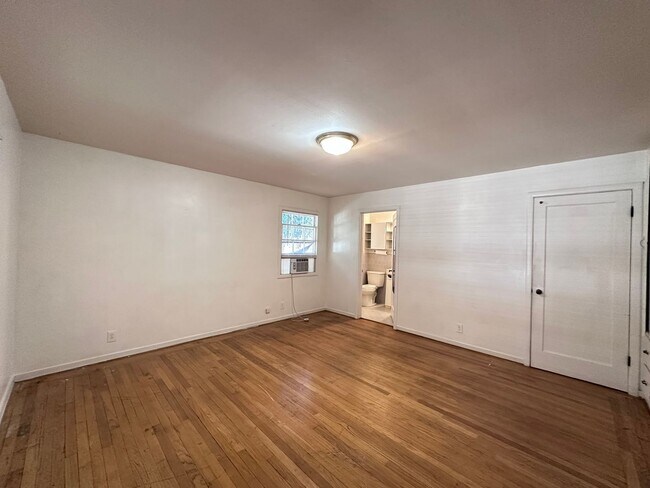 Building Photo - Cozy West Sac Cottage