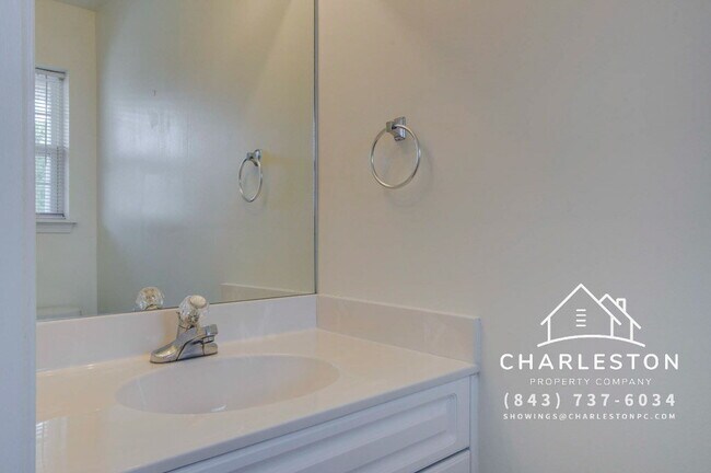 Building Photo - 2425 Scholar Ln