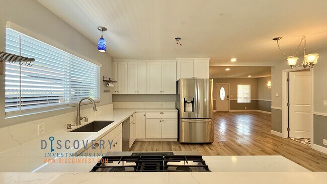 Building Photo - Stylish 3 Bedroom Retreat in the Oakland H...