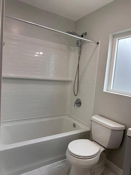 Building Photo - 2203A Alta Vista Dr