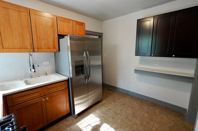 Building Photo - 6709 S Artesian Ave