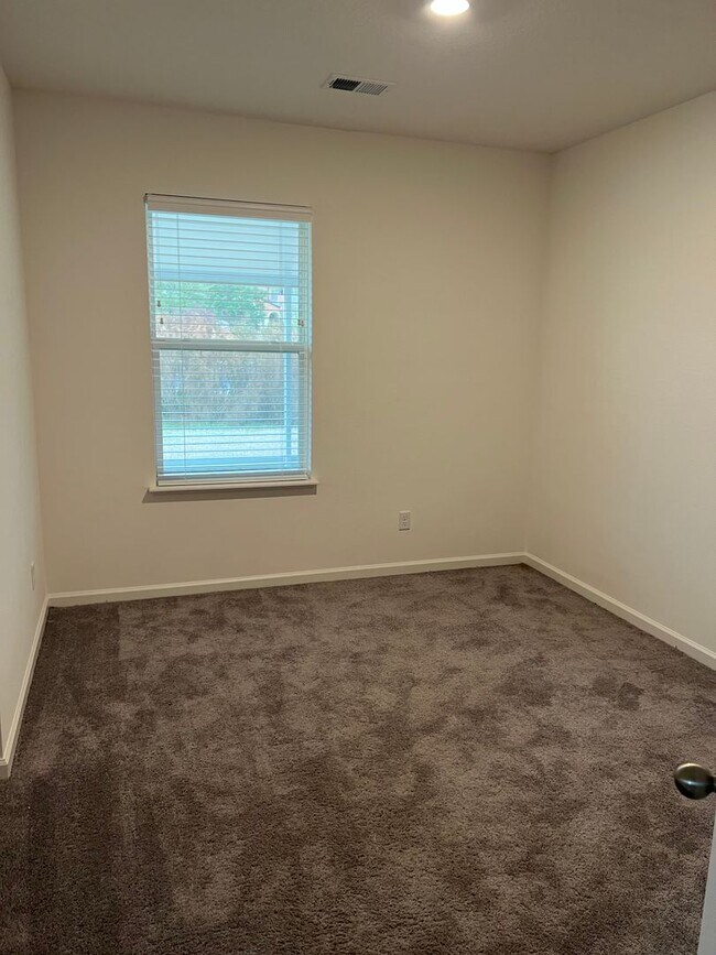 Building Photo - 121 College St