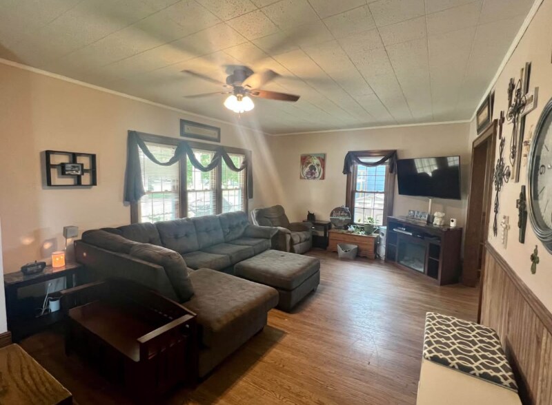 Building Photo - 1006 S Rowley St