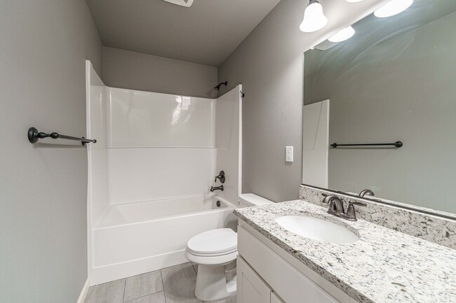 Building Photo - Stunning Salmon Creek Gem for Rent! - 3 Be...