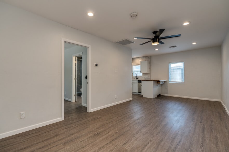 Building Photo - 1132 E Florita St