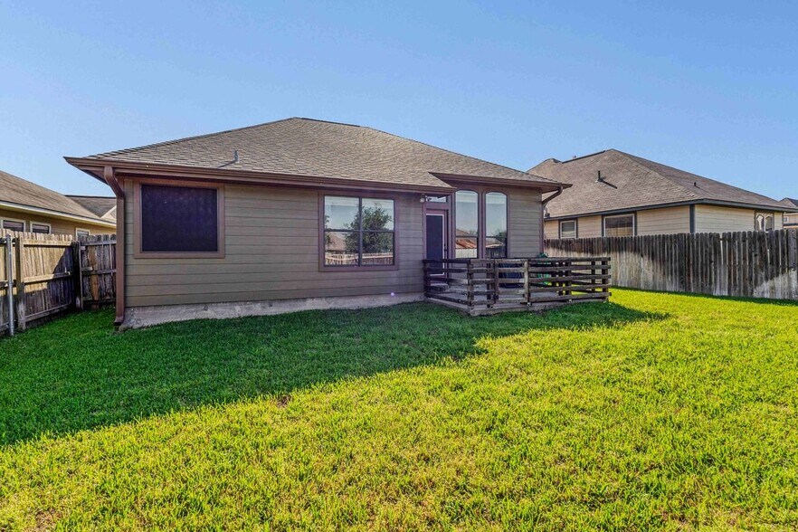 Building Photo - 203 Simi Dr