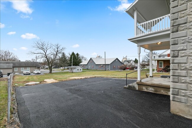 Building Photo - 584 W Main St