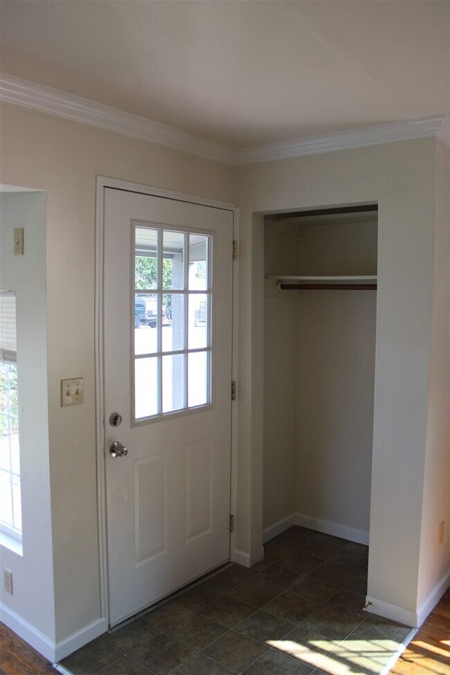 Building Photo - 3 Bedroom, 1.5 Bathroom House! Available now!