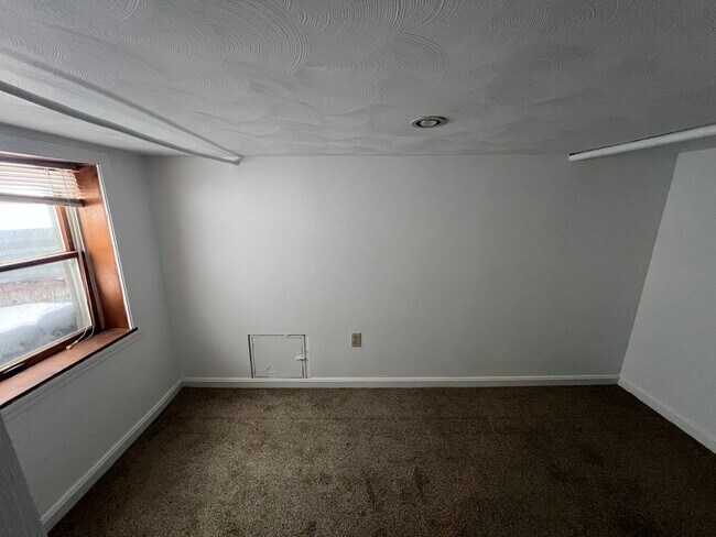 Building Photo - 705 Short St