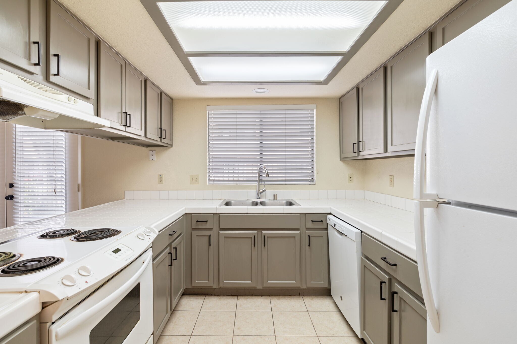 Building Photo - 7675 N 1st St