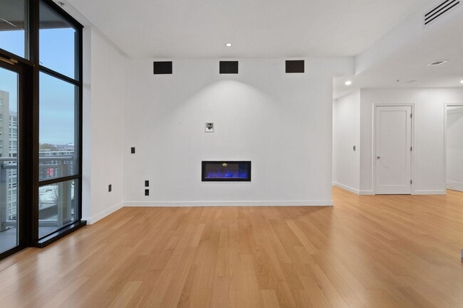 Building Photo - Exquisite 1BD/1.5BTH Condo Unit in the Pea...