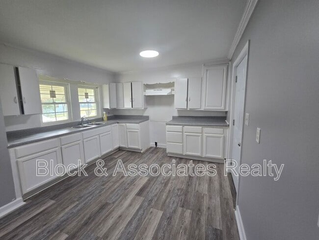 Building Photo - 909 Gaines Ave