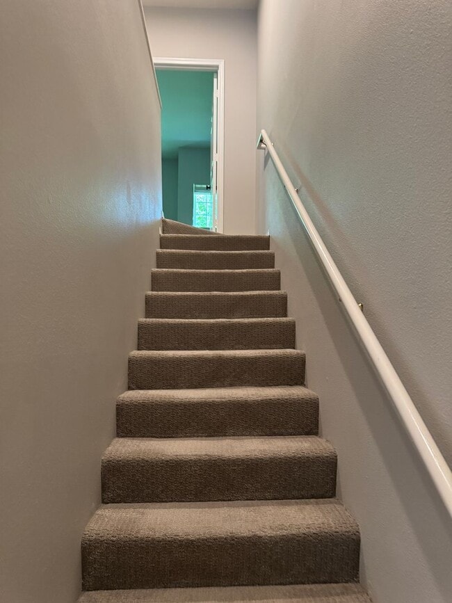 Building Photo - Gorgeous Townhome with W/S/G AND Gas!
