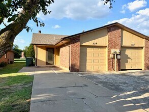 Building Photo - Beautiful updated interior 2 bedroom duple...