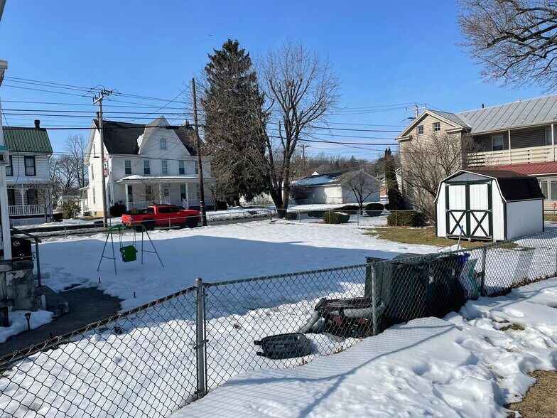 Shared yard - 31 S Fayette St