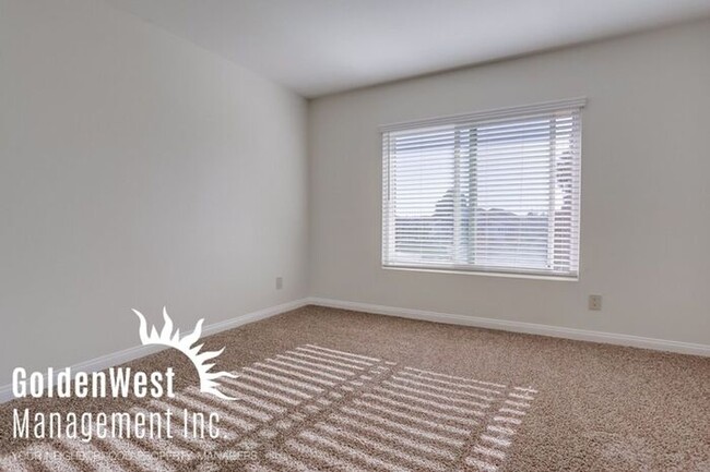 Building Photo - Charming 2Bdm 2Ba Upstairs Condo in a Prim...