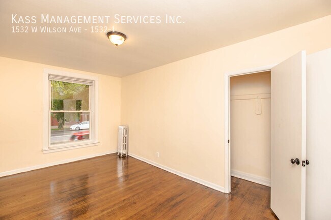 Building Photo - 1532 W Wilson Ave