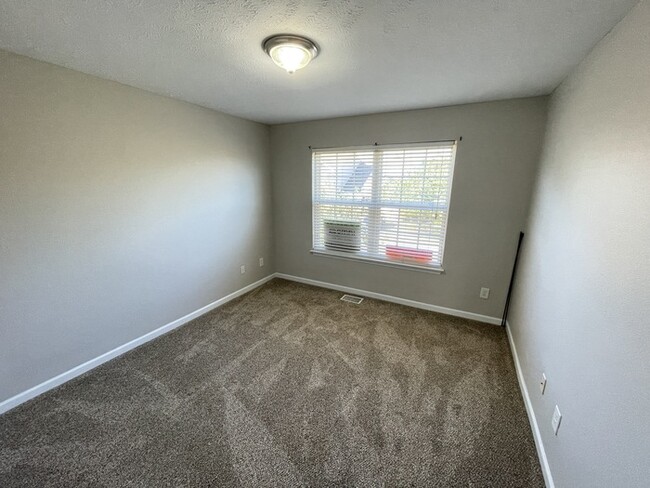 Building Photo - Woodland Pointe 3 bedroom condo w/ 1 car g...