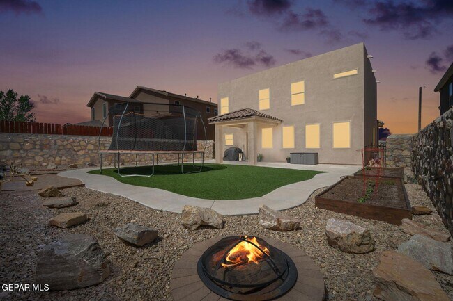 Building Photo - 3825 Loma Reina