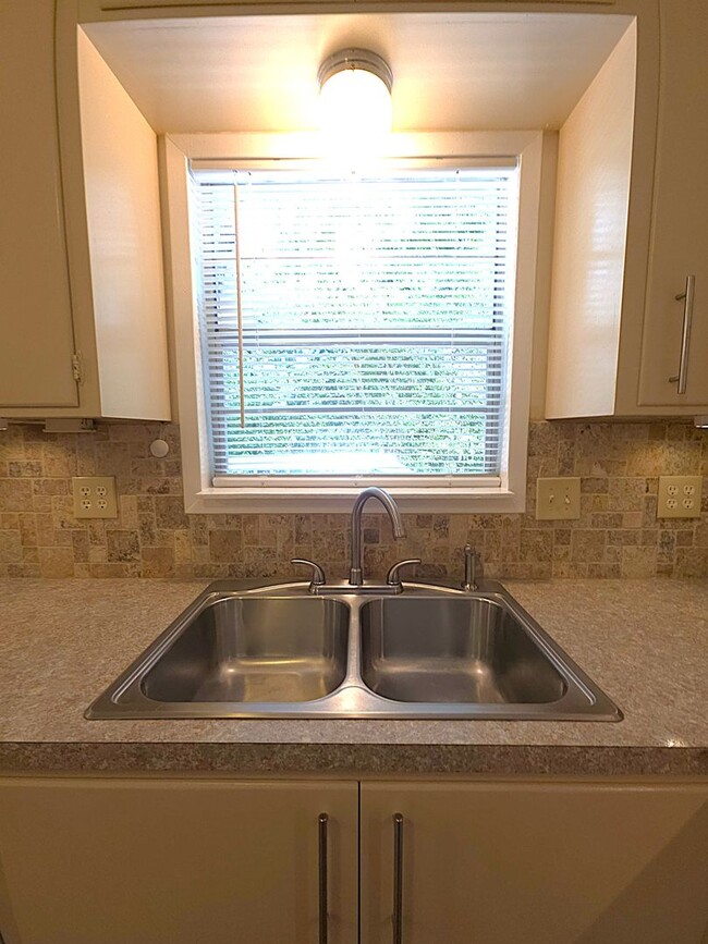 Building Photo - Welcome to this charming 3 bedroom, 2 bath...