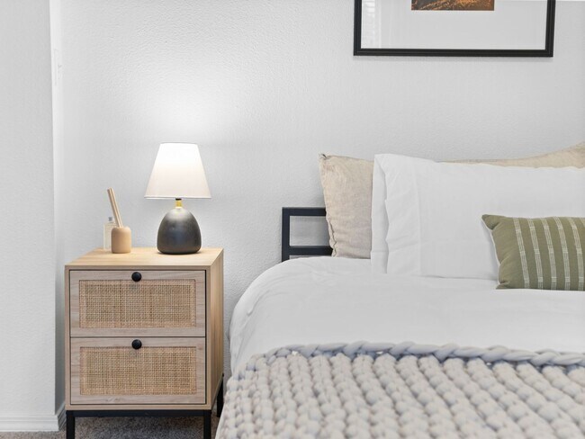 Building Photo - Bright & Comfortable 3 Bedroom Home (Furnished)