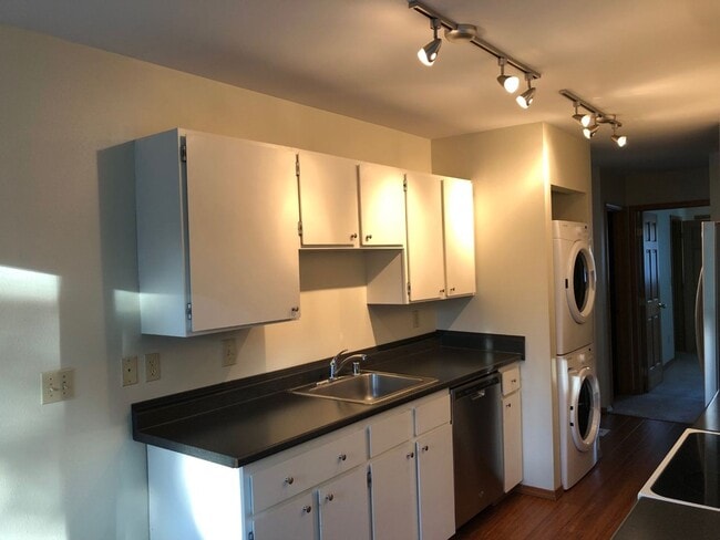 Building Photo - Nicely Updated 2BR 1 BA Kirkland Condo! Fi...